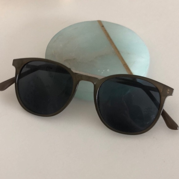 ☀️ Urban Outfitters Sunglasses - Picture 2 of 4